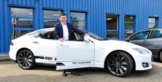 Herr Reimann am Tesla S