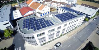 Die Solaranlagen auf dem Dach erzeugen günstigen Ökostrom.
