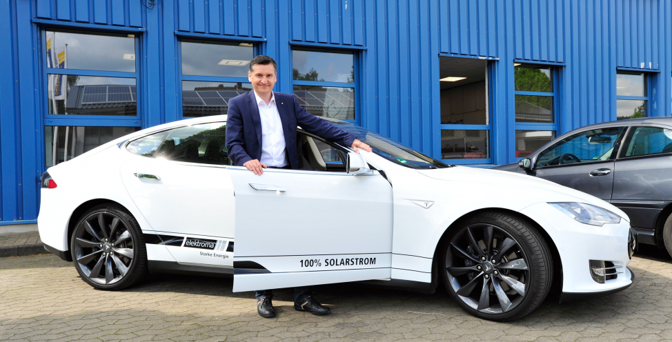 Herr Reimann am Tesla S